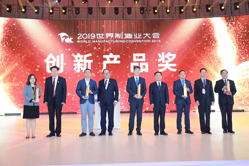 1569394845806329.jpg 陕鼓集团党委书记、董事长李宏安(右一)代表企业领取了立异产品金奖_副本.jpg